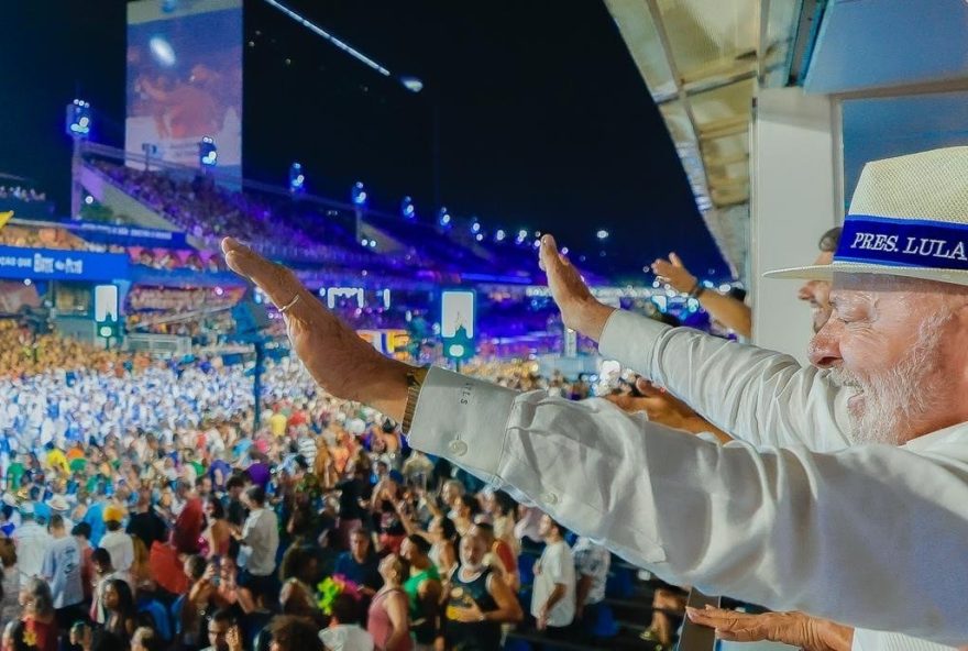 desfile-em-homenagem-a-lula-repercute-na-web-e-ate-a-globo-e-criticada desfile-em-homenagem-a-lula-repercute-na-web-e-ate-a-globo-e-criticada