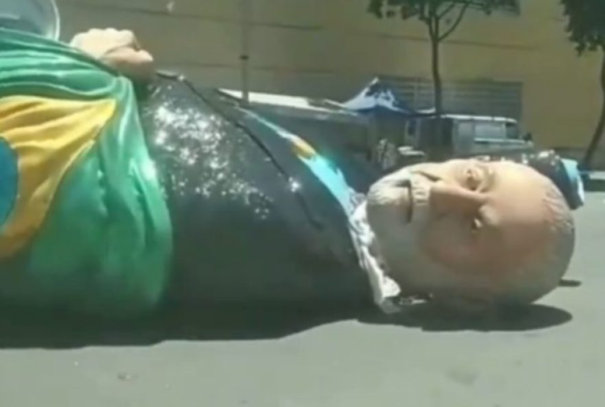 desfile-na-sapucai3A-boneco-gigante-de-lula-e-arrastado-apos-desfile-da-academicos-de-niteroi desfile-na-sapucai3A-boneco-gigante-de-lula-e-arrastado-apos-desfile-da-academicos-de-niteroi