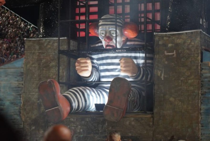 desfile-pro-lula-na-sapucai-traz-polemica-com-palhaco-preso-representando-bolsonaro desfile-pro-lula-na-sapucai-traz-polemica-com-palhaco-preso-representando-bolsonaro