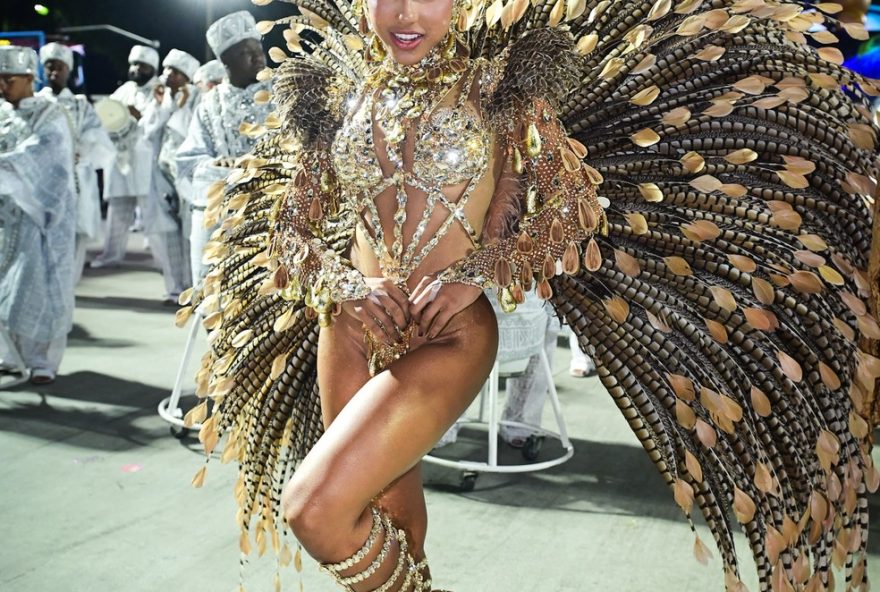 desfiles-de-carnaval-no-rio-de-janeiro3A-rainhas-e-musas-brilham-na-marques-de-sapucai desfiles-de-carnaval-no-rio-de-janeiro3A-rainhas-e-musas-brilham-na-marques-de-sapucai