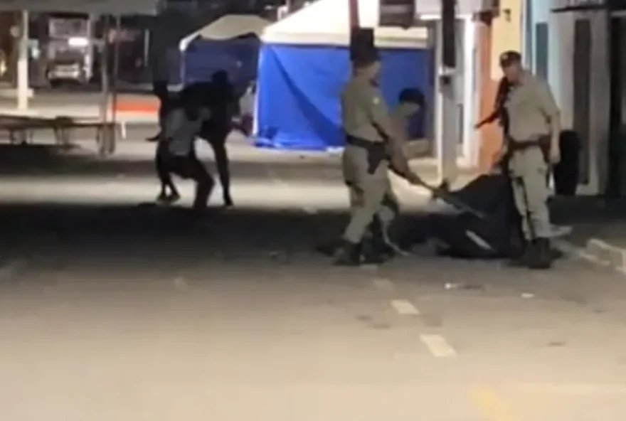 Jovens agredidos pelos policiais precisaram ser encaminhados ao hospital. (Foto: Reprodução/G1)