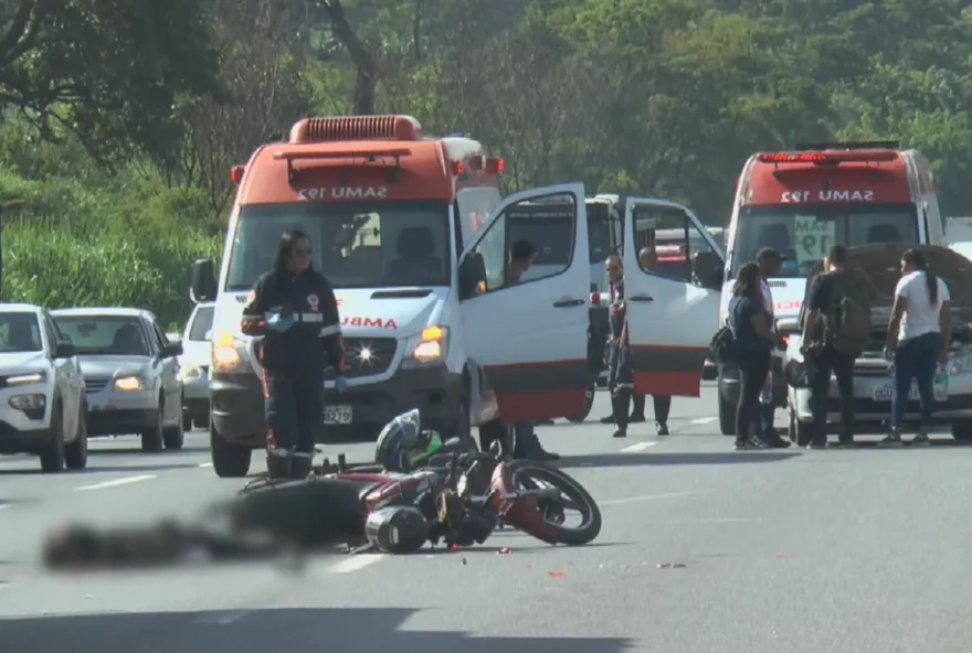 Mulher cai da garupa de moto por app e morre em acidente na BR-153 (Foto: Reprodução/TV Anhanguera)