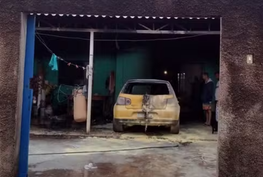 Família fica presa em casa após carro pegar fogo, em Novo Gama. (Foto: Divulgação/GCM)