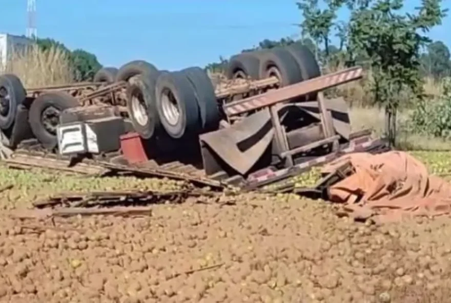 Duas pessoas morrem após caminhão capotar na BR-060