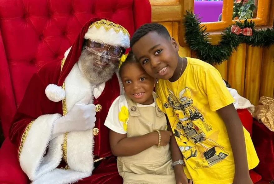 Menino se emociona com Papai Noel negro em shopping de Salvador