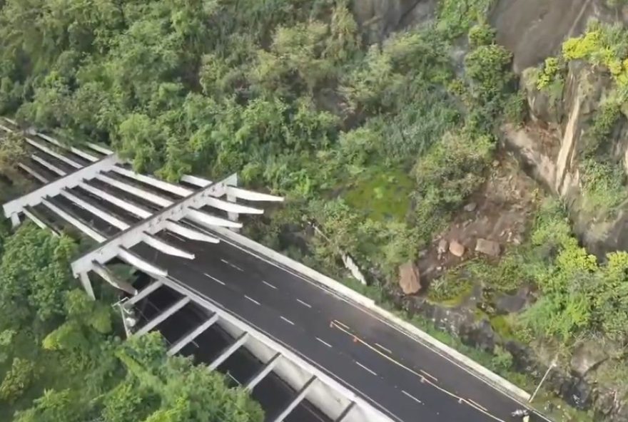 deslizamento-de-pedra-no-tunel-noel-rosa-em-vila-isabel3A-transito-operando-com-restricao2C-cet-rio-e-comlurb-atuam-no-local deslizamento-de-pedra-no-tunel-noel-rosa-em-vila-isabel3A-transito-operando-com-restricao2C-cet-rio-e-comlurb-atuam-no-local