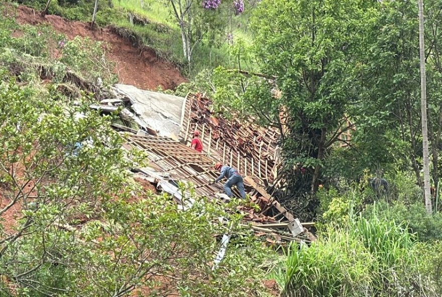 deslizamento-de-terra-e-desabamento-de-casa-em-natividade-da-serra3A-morador-desaparecido.-equipes-de-resgate-em-operacao.-acompanhe deslizamento-de-terra-e-desabamento-de-casa-em-natividade-da-serra3A-morador-desaparecido.-equipes-de-resgate-em-operacao.-acompanhe