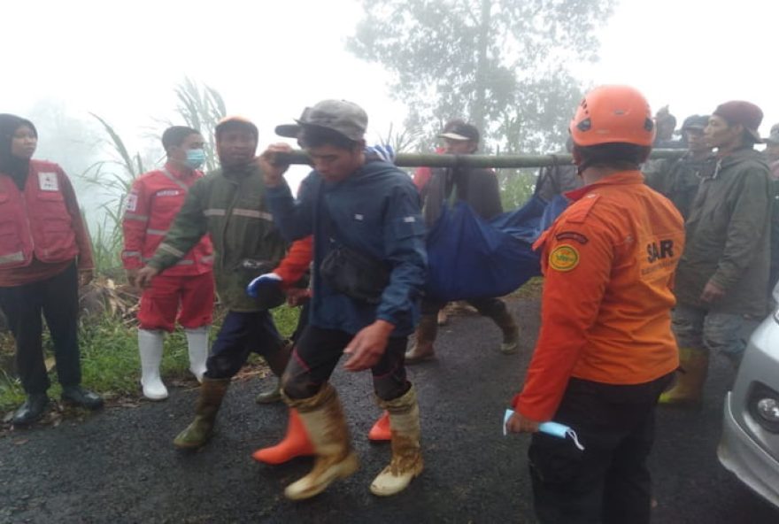 deslizamento-de-terra-em-pekalongan2C-indonesia3A-morte-de-17-pessoas-e-11-feridos