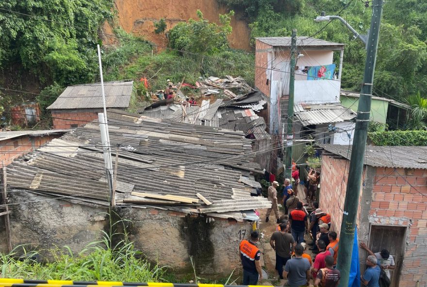 deslizamento-em-manaus3A-familia-soterrada-mobiliza-comunidade-e-equipes-de-resgate