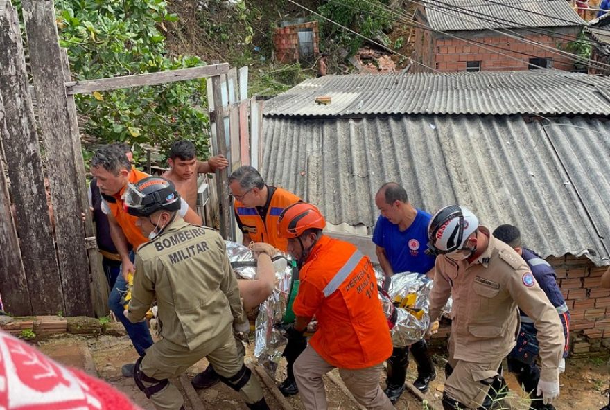 deslizamento-em-manaus3A-prefeito-atribui-tragedia-a-rede-clandestina-de-agua