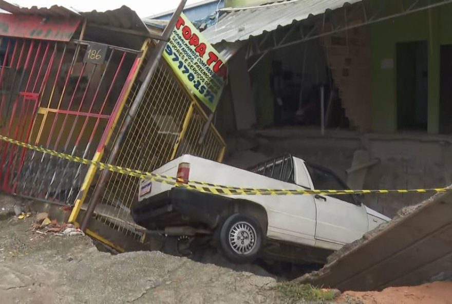 deslizamento-em-ribeirao-das-neves3A-familias-resgatadas-apos-chuva-em-bh deslizamento-em-ribeirao-das-neves3A-familias-resgatadas-apos-chuva-em-bh