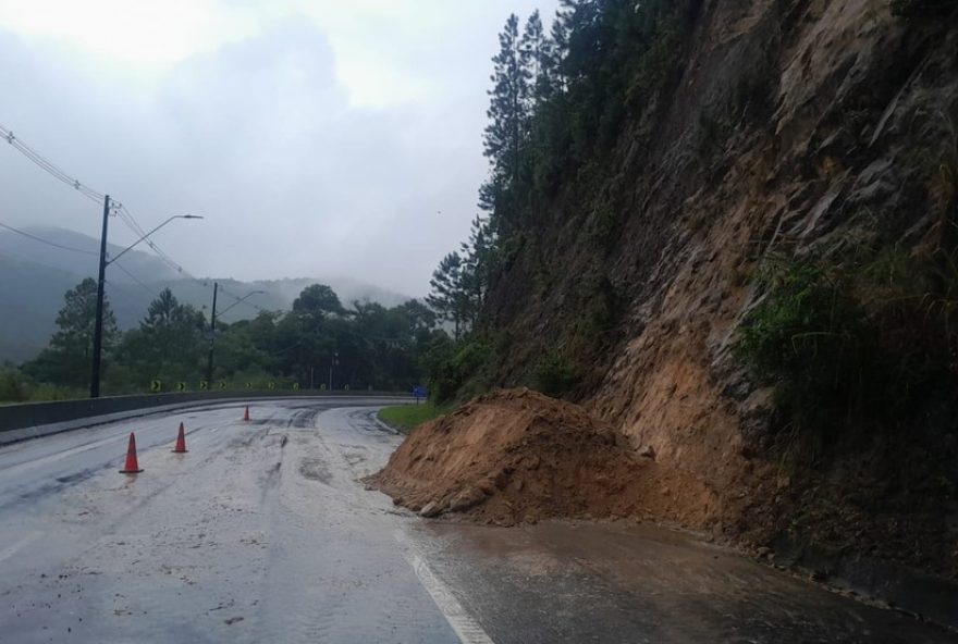 deslizamento-interdita-pista-da-rodovia-dos-tamoios-por-mais-de-24-horas deslizamento-interdita-pista-da-rodovia-dos-tamoios-por-mais-de-24-horas