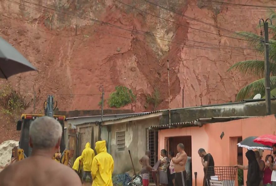 deslizamento-na-encosta-do-recife3A-moradores-denunciam-negligencia-da-prefeitura