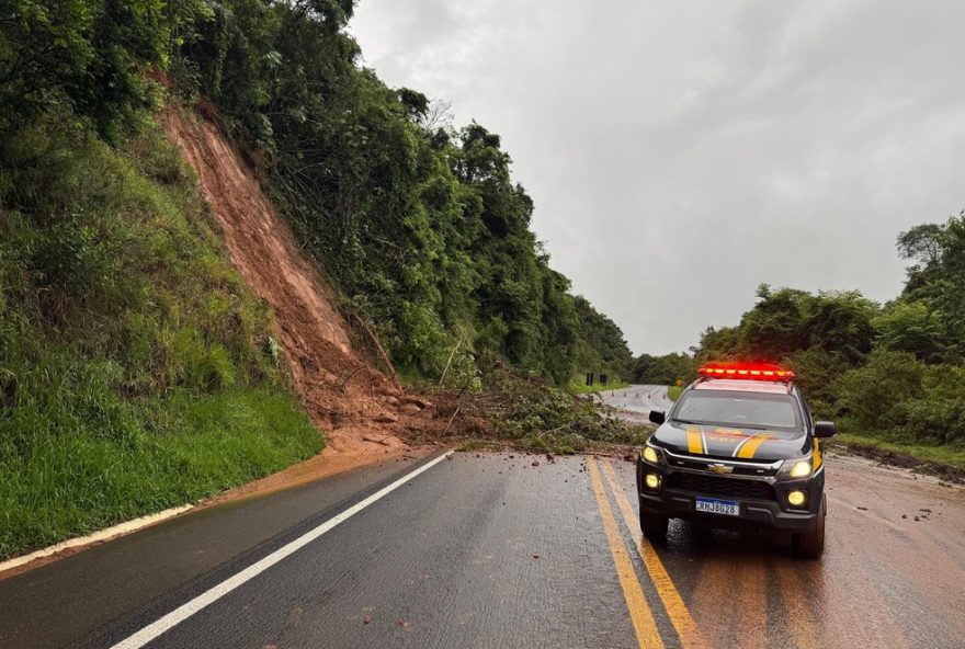 deslizamento-na-serra-da-esperanca-em-guarapuava-interdita-trecho-da-br-2773A-prf-nao-preve-liberacao-