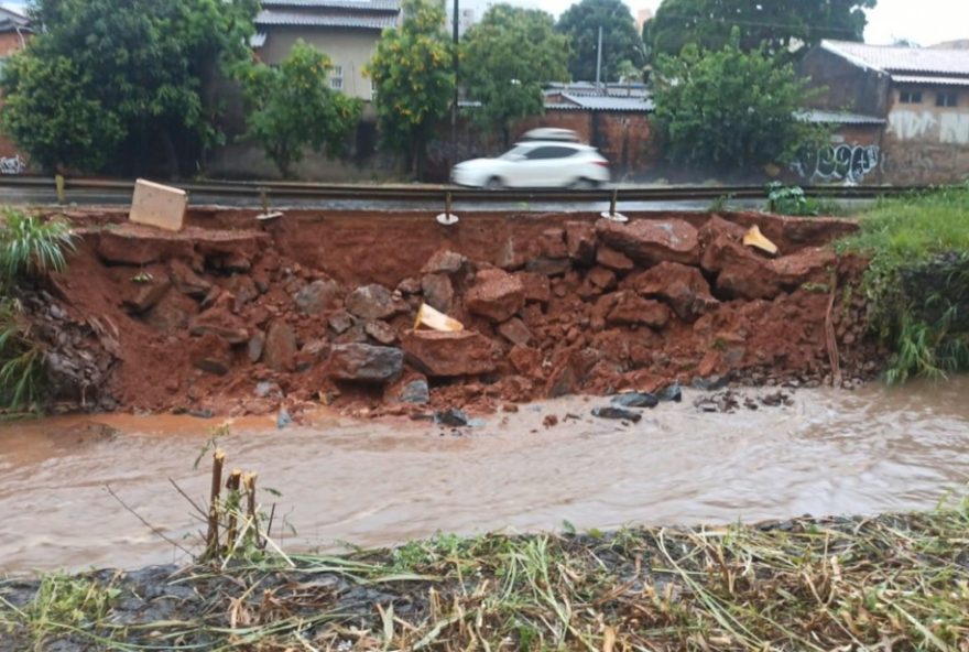 desmoronamento-de-muro-na-marginal-botafogo-em-goiania-durante-chuva3A-impactos-e-medidas-preventivas