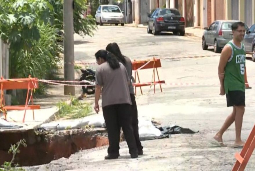 desmoronamento-de-rua-em-atibaia-preocupa-moradores-do-bairro-jardim-brasil3A-autoridades-agem.-acompanhe desmoronamento-de-rua-em-atibaia-preocupa-moradores-do-bairro-jardim-brasil3A-autoridades-agem.-acompanhe