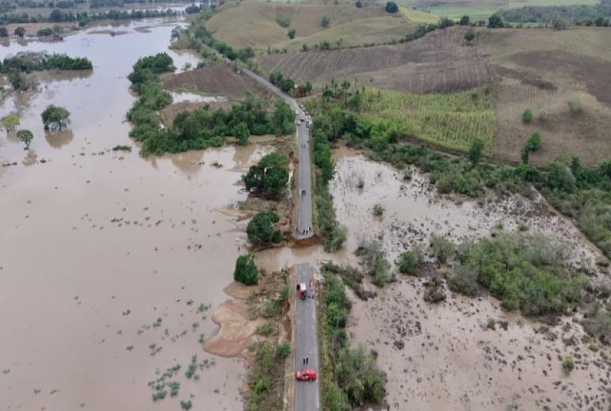 desmoronamento-na-rodovia-santa-clara-em-capela3A-terceira-vitima-localizada-pelo-corpo-de-bombeiros-de-de