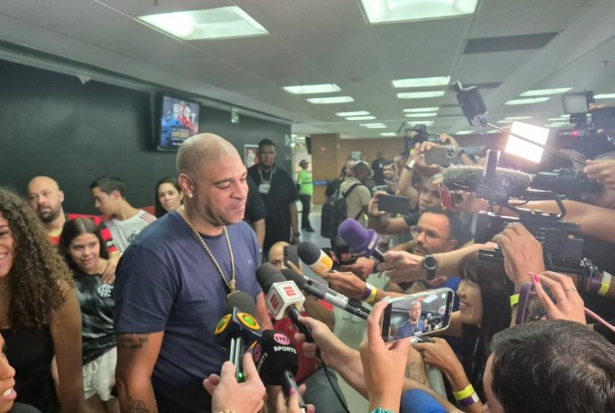 despedida-emocionante-de-adriano3A-imperador-se-emociona-antes-de-amistoso-no-maracana-e-relembra-carreira-de-sucesso-no-flamengo-e-na-selecao-brasileira