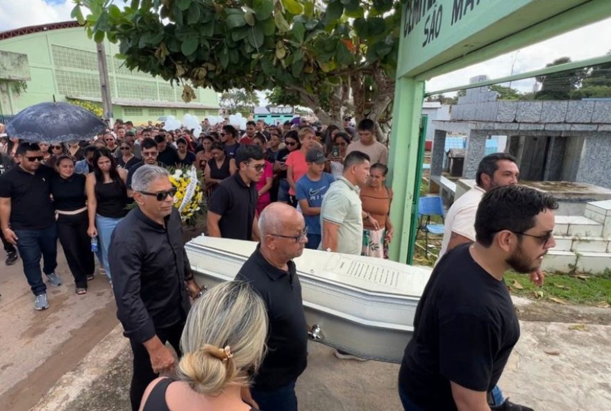 despedida-emocionante-de-vitima-de-naufragio-no-amazonas3A-a-lara-era-tudo-pra-mim2C-diz-pai despedida-emocionante-de-vitima-de-naufragio-no-amazonas3A-a-lara-era-tudo-pra-mim2C-diz-pai