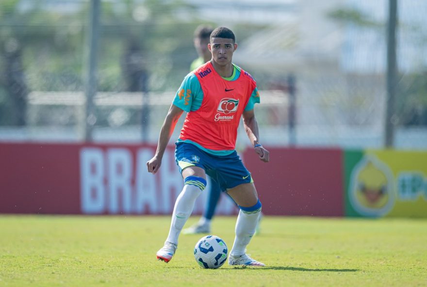destaque-da-base-do-gremio2C-luis-eduardo-se-prepara-para-copa-do-mundo-sub-17-com-a-selecao-brasileira-no-catar