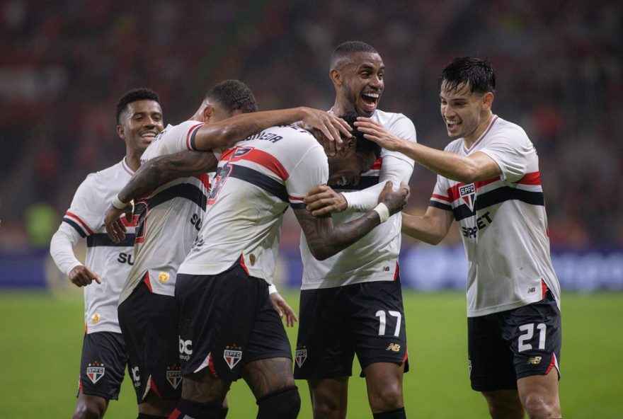 RS - PORTO ALEGRE - 03/08/2025 - BRASILEIRO A 2025, INTERNACIONAL X SAO PAULO - Robert Arboleda jogador do Sao Paulo comemora seu gol com jogadores do seu time durante partida contra o Internacional no estadio Arena do Gremio pelo campeonato Brasileiro A 2025. Foto: Maxi Franzoi/AGIF