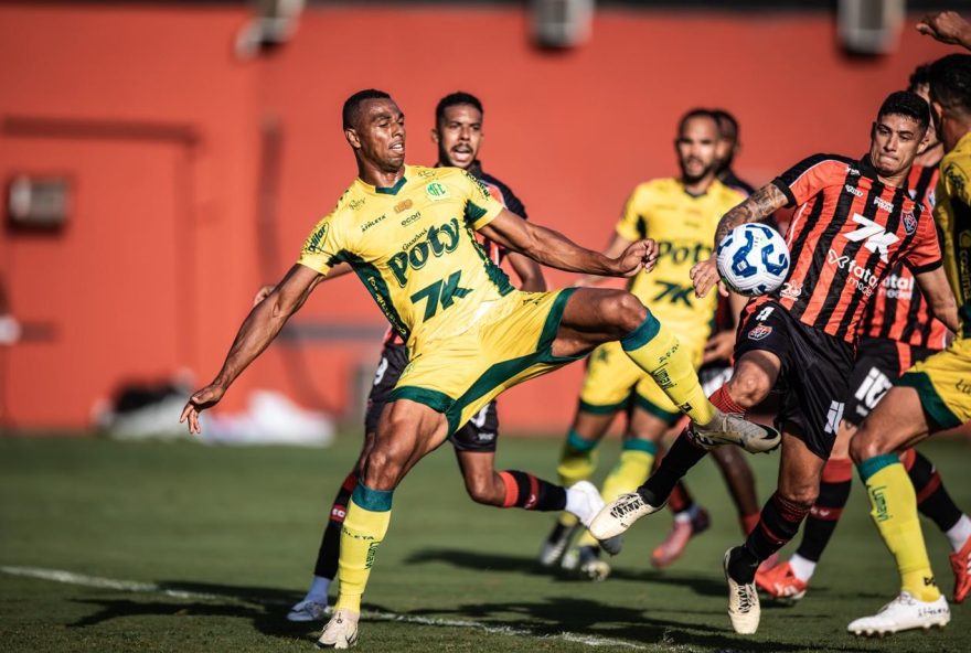 destaque-no-vitoria3A-erick2C-lucas-halter-e-thiago-couto-se-sobressaem destaque-no-vitoria3A-erick2C-lucas-halter-e-thiago-couto-se-sobressaem