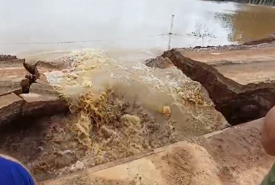 desvio-entre-cachoeira-de-minas-e-pouso-alegre-desaba-devido-a-chuvas-intensas.-medidas-urgentes-sao-necessarias-para-reestabelecer-acesso.-acompanhe-as-atualizacoes-no-diario-do-estado