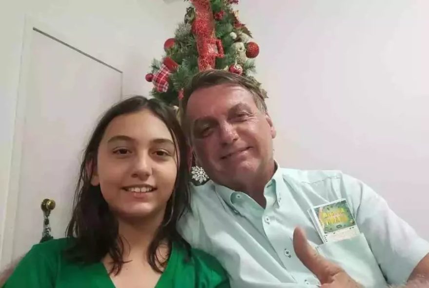 detalhe-curioso-durante-visita-de-bolsonaro-na-pf-chama-atencao-e-viraliza