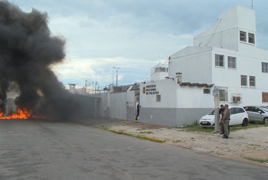 detento-e-baleado-em-intervencao-policial-em-presidio-no-sul-do-rs3A-familiares-protestam-e-demandam-esclarecimentos detento-e-baleado-em-intervencao-policial-em-presidio-no-sul-do-rs3A-familiares-protestam-e-demandam-esclarecimentos