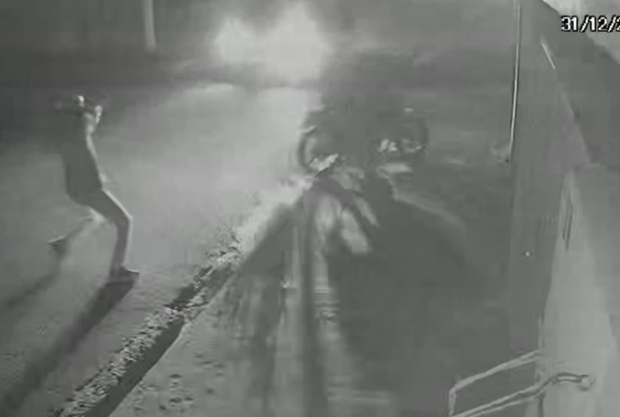 detento-em-saidinha-e-preso-por-assaltar-casal-em-cacapava2C-sp.-video-mostra-tentativa-de-roubo-e-tiros-contra-familia detento-em-saidinha-e-preso-por-assaltar-casal-em-cacapava2C-sp.-video-mostra-tentativa-de-roubo-e-tiros-contra-familia