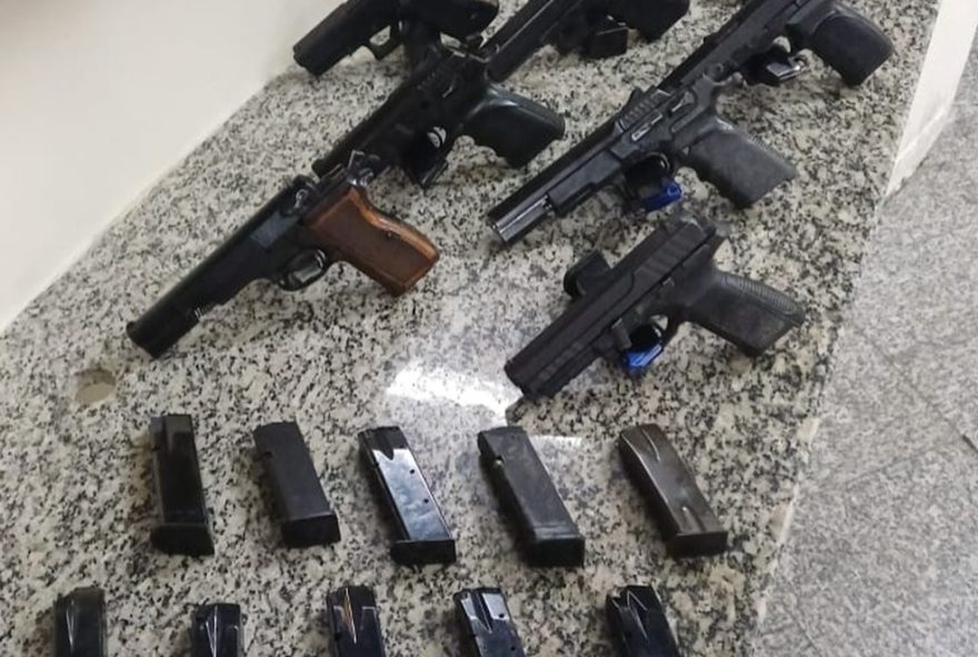 detido-com-armas-em-moto3A-apreensao-de-arsenal-ilegal-na-dutra2C-rio-de-janeiro2C-reforca-combate-ao-trafico
