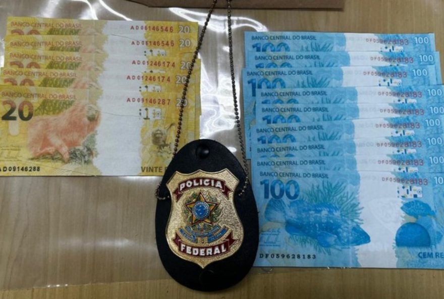 detidos-em-flagrante-por-receber-encomendas-de-notas-falsas3A-policia-federal-alerta-sobre-circulacao-de-dinheiro-falso-em-sp