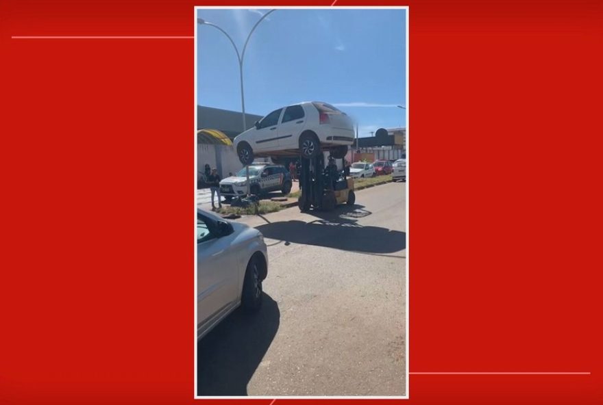 detran-df-usa-empilhadeiras-para-remover-carros-estacionados-irregularmente-perto-do-aeroporto-de-brasilia2C-com-seis-motoristas-autuados
