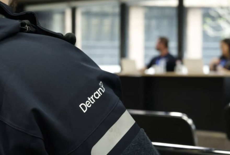 detran-sp-abre-concurso-com-145-vagas-de-agente-de-transito-e-salario-de-r24-52C7-mil