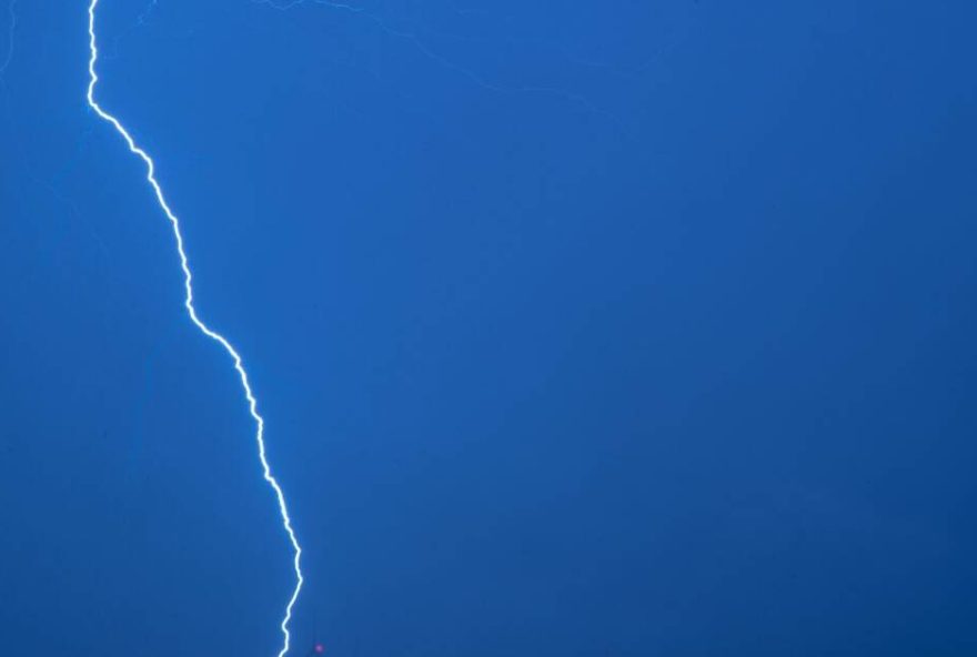 Blitzeinschlag Ein Blitz ist bei einem starken Gewitter zu sehen. (zu dpa: «Dutzende Verletzte nach Blitzeinschlag in Brasilien bei Demo»)