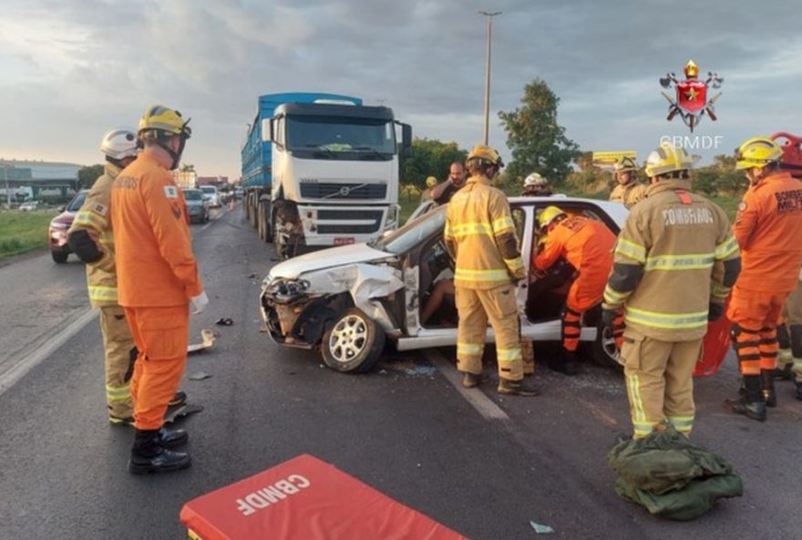 df-registra-cinco-acidentes-em-3h2C-deixando-seis-feridos3A-caos-no-transito0A df-registra-cinco-acidentes-em-3h2C-deixando-seis-feridos3A-caos-no-transito0A