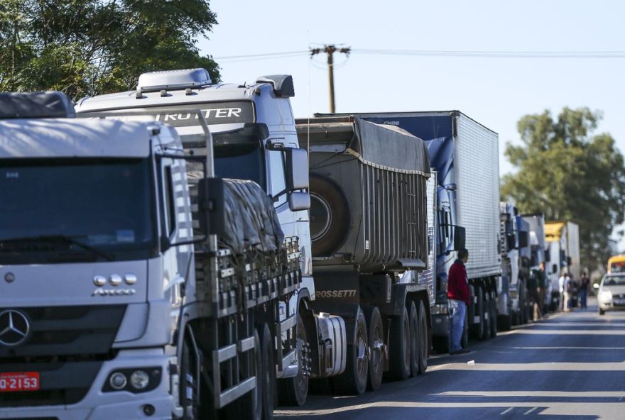 Caminhoneiros poderão entrar em greve na próxima semana em Goiás