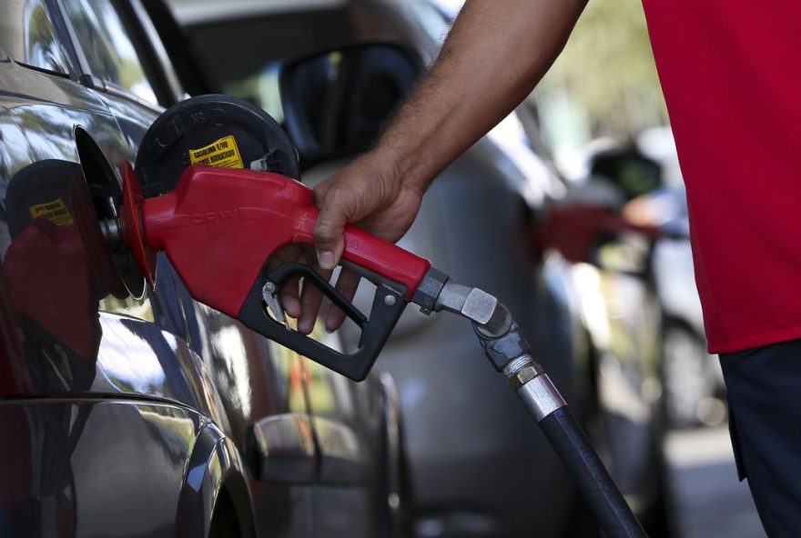 Gasolina deve ficar mais barata de novo