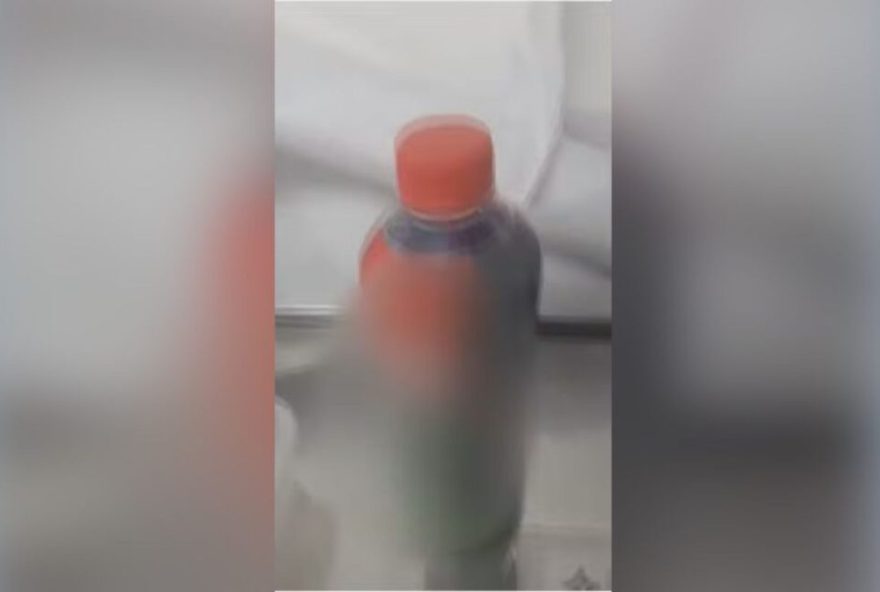 Produto químico foi colocado em garrafa de energético de 500ml — Foto: Reprodução/TV Globo