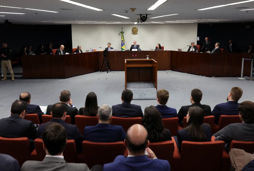 dia-1-de-julgamento3A-acusacoes2C-defesas-e-provas-no-caso-bolsonaro-stf-rejeita-pressoes-e-revela-trama-golpista.-advogados-contestam