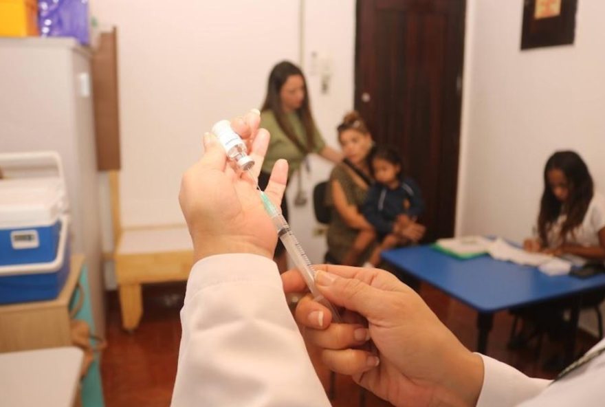 dia-d-de-multivacinacao-e-outubro-rosa-em-santos3A-confira-os-postos-e-a-programacao
