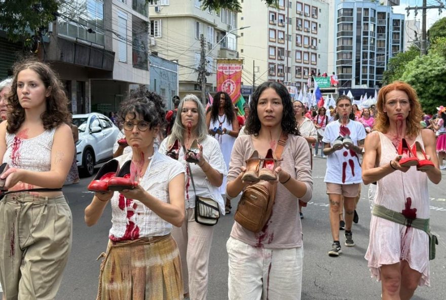 dia-da-mulher-em-porto-alegre3A-sapatos-ensanguentados-e-nomes-ecoados dia-da-mulher-em-porto-alegre3A-sapatos-ensanguentados-e-nomes-ecoados