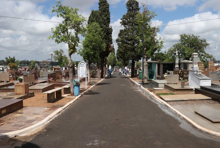 dia-de-finados-em-uberlandia3A-consulta-de-sepulturas-nos-cemiterios-da-cidade