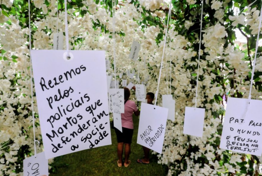 dia-de-finados-no-rio-de-janeiro-homenagens-emocionantes-e-reflexoes-marcantes-no-jardim-da-saudade