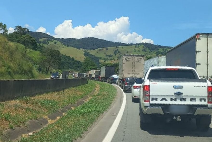 diario-do-estado-interditado-para-retirada-de-carreta-em-camanducaia3A-operacao-de-tres-horas-sem-desvio