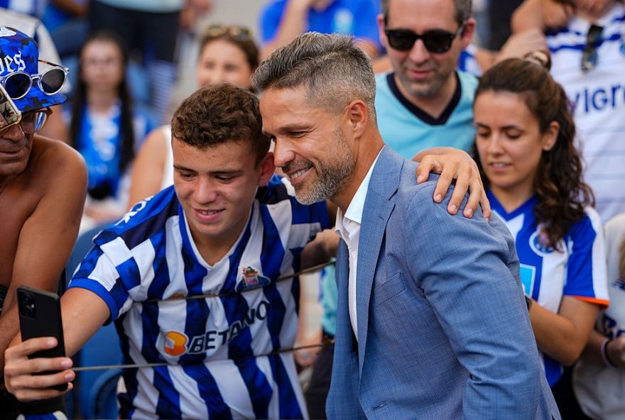 diego-ribas2C-ex-meia-de-porto-e-atletico-de-madrid2C-e-homenageado-no-estadio-do-dragao-em-emocionante-amistoso