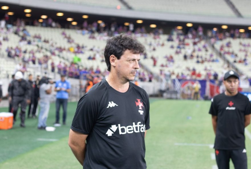 CE - FORTALEZA - 15/10/2025 - BRASILEIRO A 2025, FORTALEZA X VASCO - Diniz tecnico do Fortaleza durante partida contra o Vasco no estadio Arena Castelao pelo campeonato Brasileiro A 2025. Foto: Baggio Rodrigues/AGIF