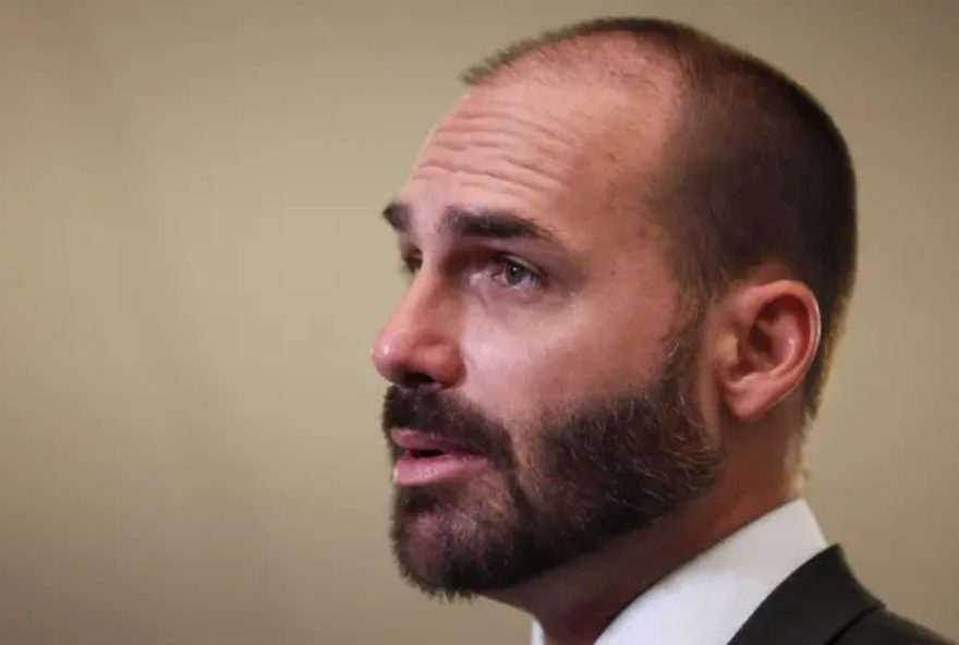 direita-ve-cerco-se-fechando-com-lula-trump-e-aponta-eduardo-bolsonaro-como-novo-olavo-de-carvalho