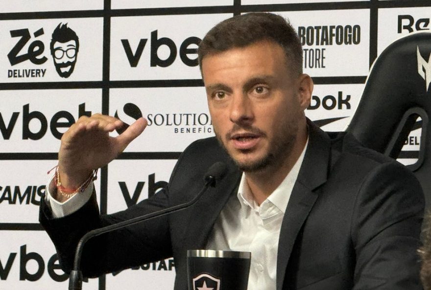 diretor-do-botafogo-fala-sobre-necessidade-de-venda-de-jogadores-e-trabalho-para-derrubar-transfer-ban.-saiba-mais