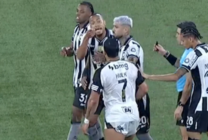 discussao-acalorada-entre-marlon-freitas-e-hulk-durante-partida-entre-botafogo-e-atletico-mg